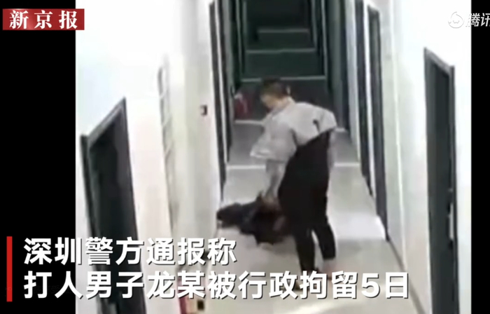 ▲深圳女子遭男友走廊暴打。新京报我们视频出品