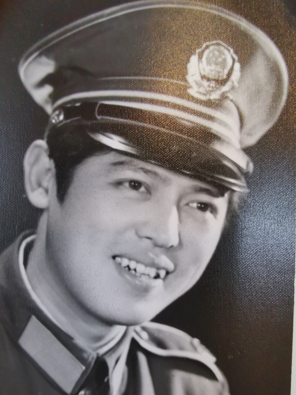  被于竹君故意伤害致死的民警单波生前照&nbsp; 本文图片均为澎湃新闻记者 谢寅宗 图