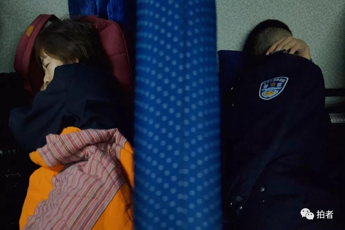  △&nbsp;12月5日凌晨，民警轮流休息。