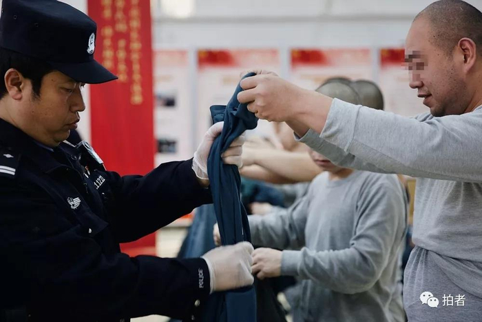  △&nbsp;12月4日，天河监狱，“清身”是指出发前对服刑人员的全面清查。民警把服刑人员所穿的衣服鞋袜，包括可能藏有细小物品的耳朵、嘴巴，都挨个检查一遍，防止夹带违禁物品。