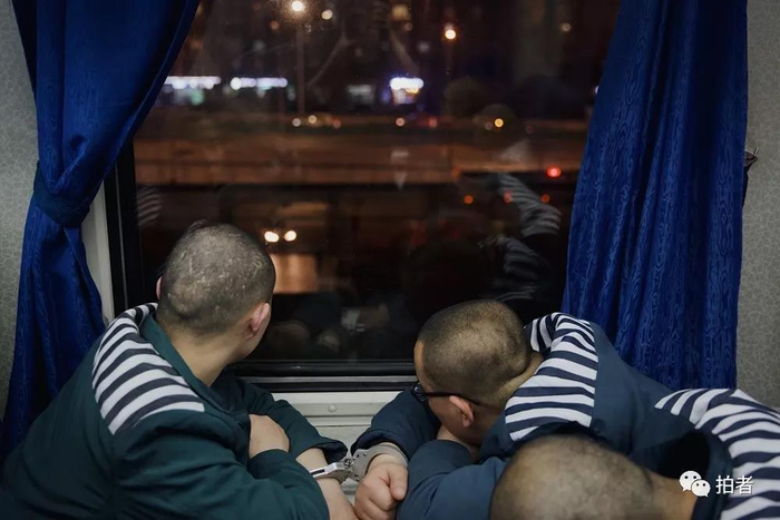  △&nbsp;12月4日，列车开动，服刑人员看着车窗外的车水马龙。