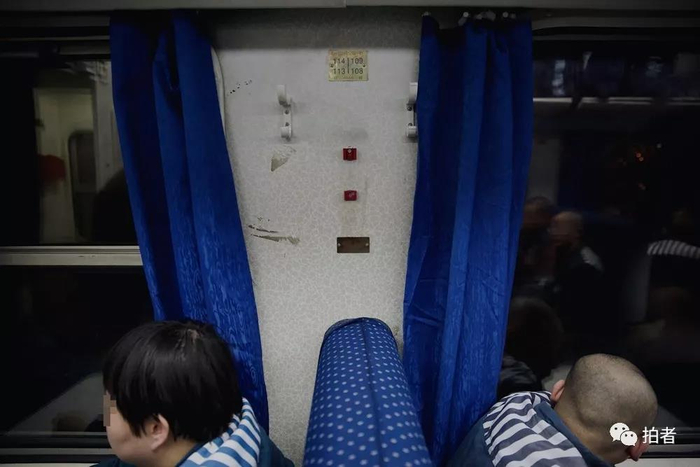  △&nbsp;12月4日，除了这些食品、药物，服刑人员的座位周边没有任何其他杂物，窗户上的安全锤也早已被收走。