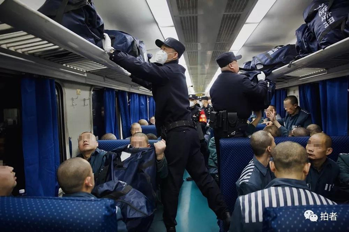  △&nbsp;12月5日，民警为服刑人员取行李。