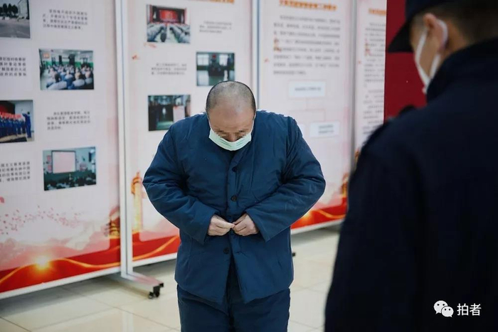  △&nbsp;12月4日，天河监狱，清身完毕，服刑人员在民警的注视下重新穿好衣物。