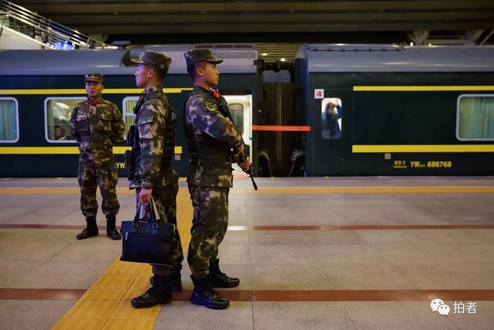 △&nbsp;12月4日，北京西站，负责配合的各方警务人员早已在车厢内外部署好警戒。