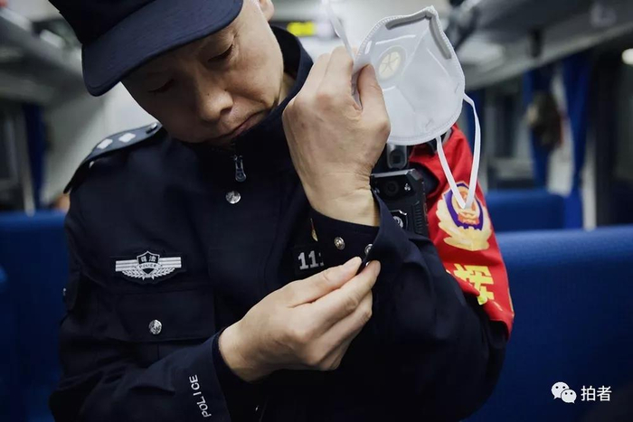  △&nbsp;12月4日，值班民警整理衣物，准备换岗。