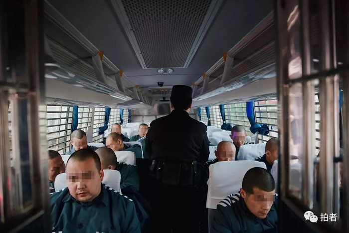  △&nbsp;12月4日，天河监狱，服刑人员登车前往火车站。