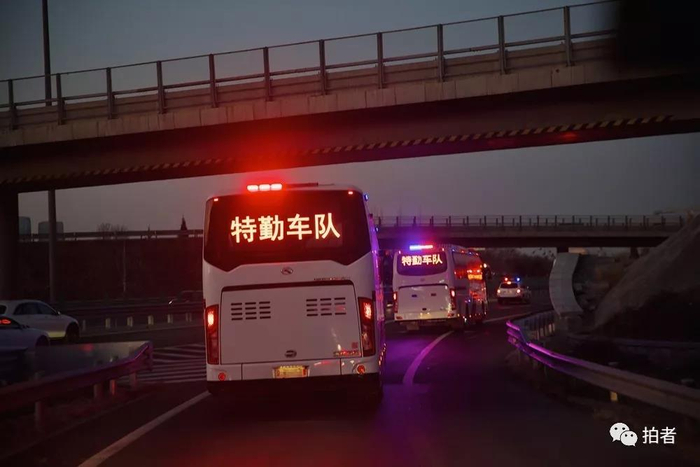  △&nbsp;12月4日，暮色中，押送服刑人员的特勤车队驶向火车站。