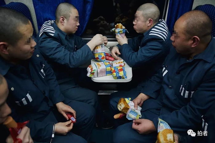  △&nbsp;服刑人员们吃着发放的食物。