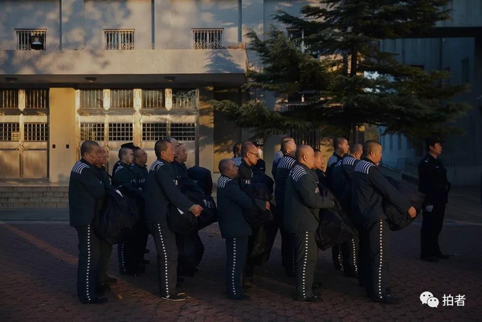  △&nbsp;12月4日，天河监狱，等待统一前往火车站的服刑人员。