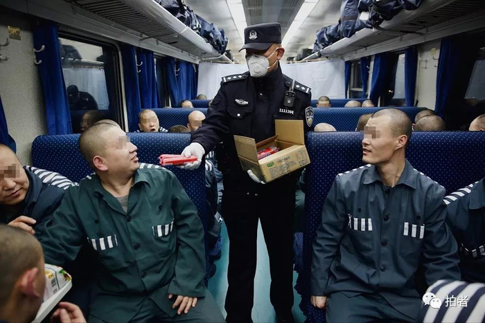  △&nbsp;12月4日下午6点左右，已经是饭点。民警挨个给服刑人员发放面包、火腿肠和矿泉水。