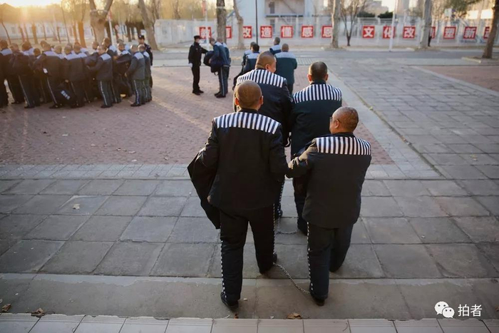  △&nbsp;12月4日，天河监狱，准备就绪后，服刑人员排队走出大厅集合。