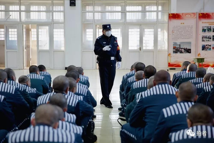  △&nbsp;12月4日，天河监狱，负责遣送的民警在宣读遣送纪律。