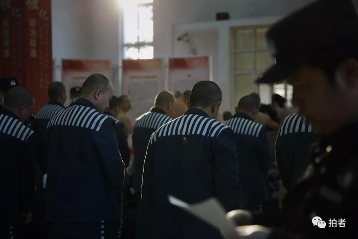  △&nbsp;12月4日，天河监狱，负责遣送的民警在核对服刑人员名单。