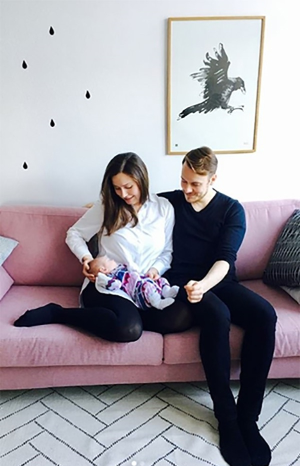  马林与男友和女儿的合影