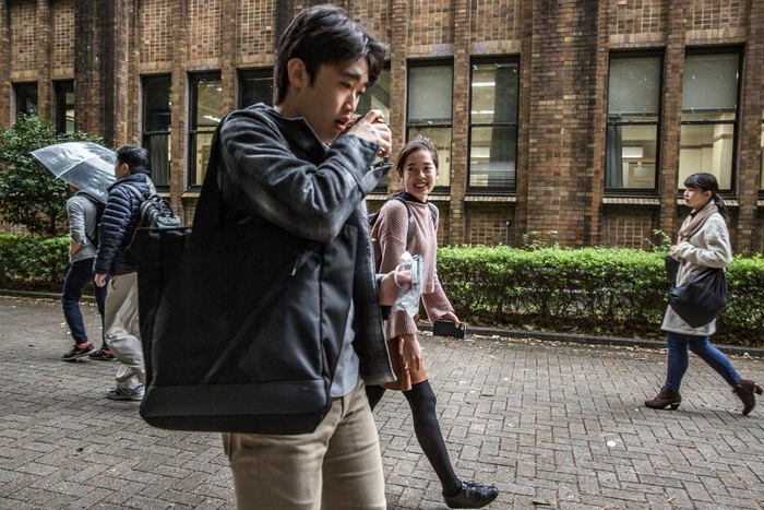 　　△21岁的Aine Adachi（中间后方）觉得自己在校园里像是少数群体被人审视， 　　图据《纽约时报》