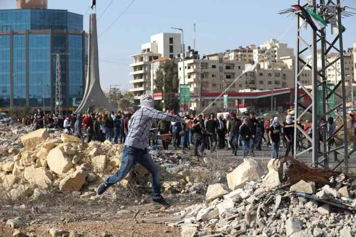 　　▲11月26日，巴勒斯坦约旦河西岸地区数千民众举行游行集会，抗议美国政府改变政策，不再视约旦河西岸的犹太人定居点“不符合国际法”。新华社发