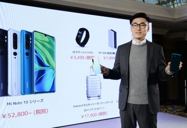 　　12月9日在日本东京，小米公司东亚区域总经理王士豪在发布会上展示公司产品。