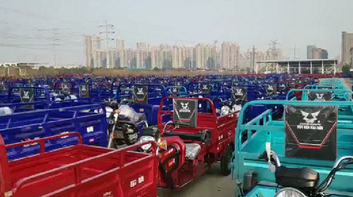 　宗申车辆工厂里待装车的摩托三轮车 本报实习记者 高沛通 记者 赵毅 摄