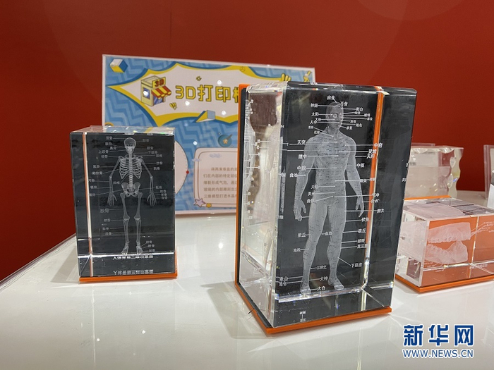 图为3D水晶内雕作品。新华网 关锦恒 摄