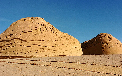 资料图：4000万年前曾是一片汪洋的埃及“鲸鱼谷”（新华社）