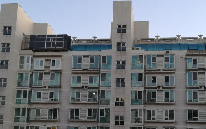  碧水云天小区10号楼楼顶，原本的阳光房被改建成混凝土结构房屋。 受访者供图