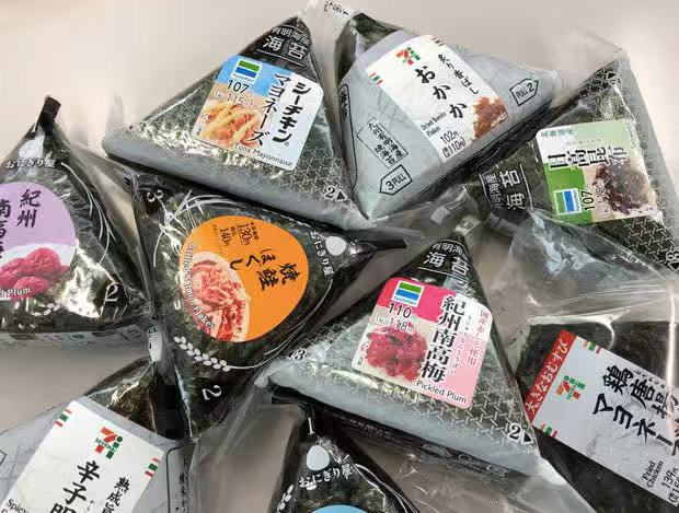 日本各类饭团的原材料包括海苔。推特截图