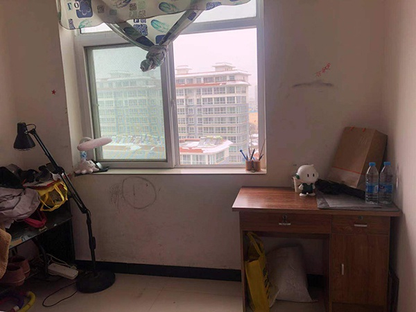  小欢略显简陋的卧室，她就是在这里写下遗书，从窗口跳楼。 本文图片均由澎湃新闻记者 庄岸 摄&nbsp;&nbsp;&nbsp;