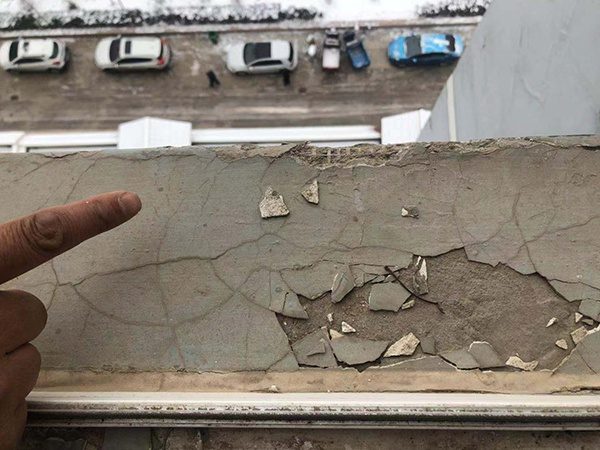  小欢卧室的阳台上至今仍留着她跳楼时踩碎的水泥碎屑。