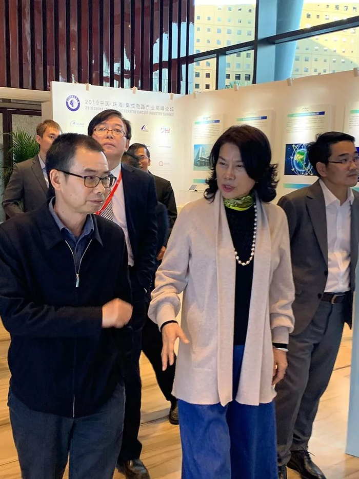 董明珠参观大会展板，左一为珠海国资委主任