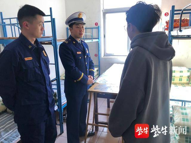 消防人员对相关学生进行批评教育