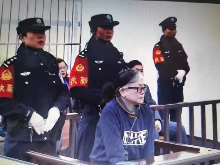 △孙小果母亲孙鹤予一审宣判现场（张岗 李曦拍摄）