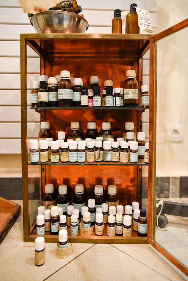  资料图片：2017年在法国巴黎举行的“寻踪——在气味中感受历史”展览现场，香水师尚塔尔·萨尼耶工作室一角