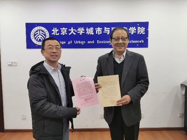 刘耕年代表学校接受侯仁之星命名公报和贺信