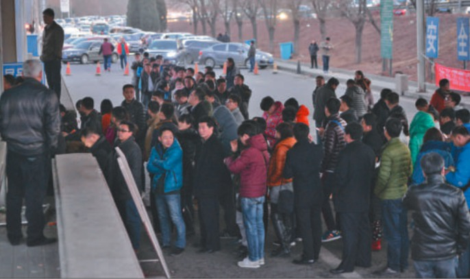 　▲2015年，京港澳高速进京方向窦店服务区，进京车辆排队办理进京证。