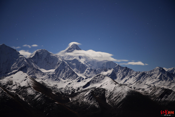 ↑拍摄《国王的礼帽》时的其他照片。陈成供图