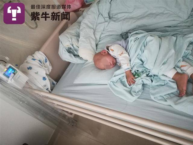 躺在病床上的铭镒