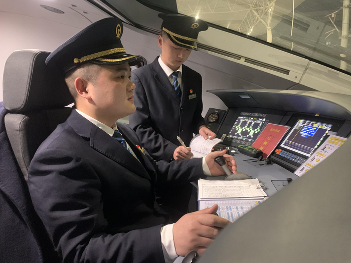 ↑首发司机正在驾驶室调试