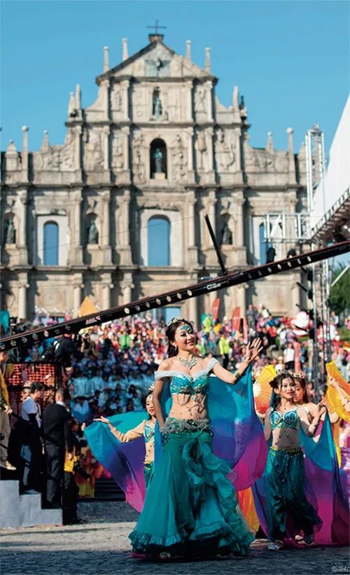  2019年12月8日，庆祝澳门回归祖国20周年“2019 澳门国际幻彩大巡游”举行。新华社