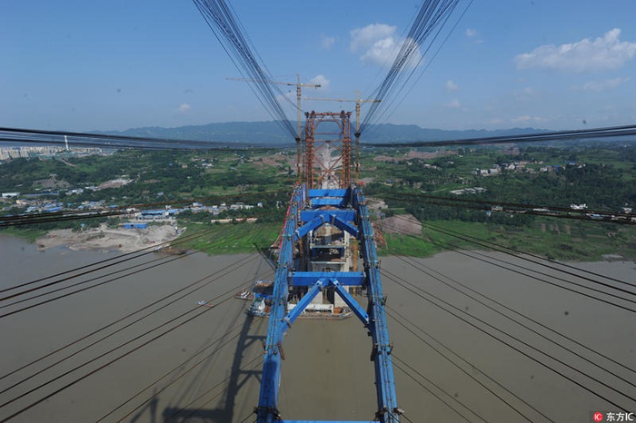 　　↑成都至贵阳铁路的控制性工程——宜宾金沙江公铁两用大桥随着主拱最后一段拱肋吊装到位合龙 &nbsp;图据ICphtoo