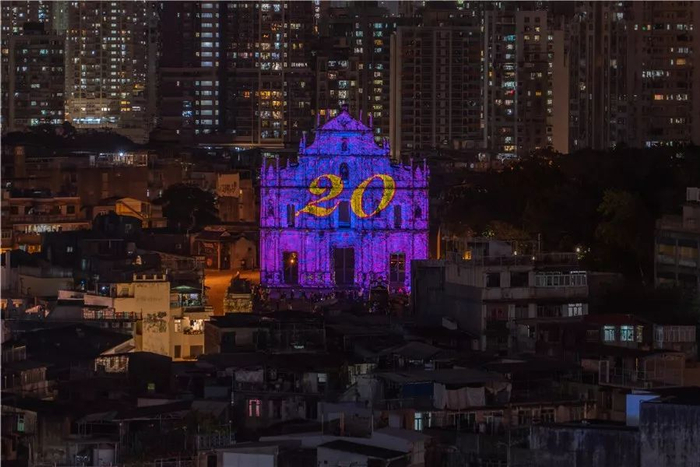  2019年12月4日，澳门地标建筑大三巴上投射的庆回归光影秀