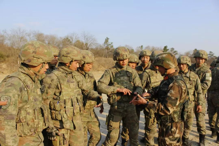 头盔在保证防护面积的基础上增加了拓展性，同时控制了中粮 图源：安徽武警