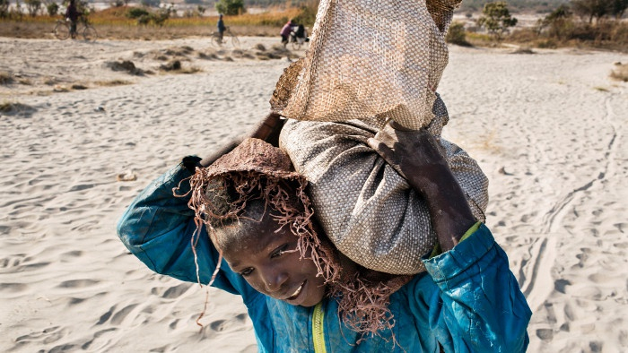  11岁的刚果金儿童丹尼尔正背着一袋钴矿。他在一家矿场工作，正在将钴运到仓库 &nbsp;图自 《财富》