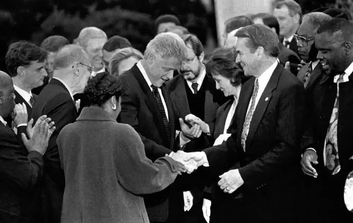 　　1998年12月19日，美国众院以简单多数票通过了对总统克林顿的两项弹劾条款。这是投票后，反对弹劾的民主党议员来到白宫安慰克林顿。新华社记者刘宇摄（传真照片）