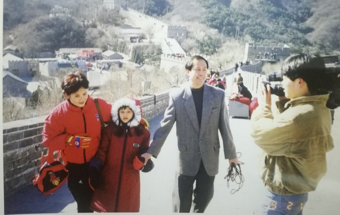 △韵琳母女去了长城与记者高伟强、摄像赵迎晨合影