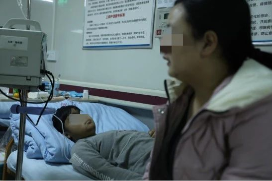  杨艳丽和儿子在一起。9958华西执行团队&nbsp;摄