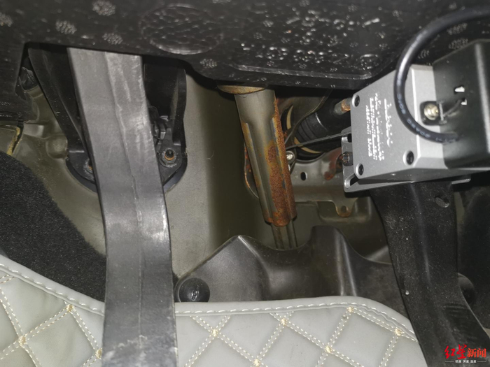  ↑孙振东名下的进水车，购车时方向盘轮柱就已经生锈