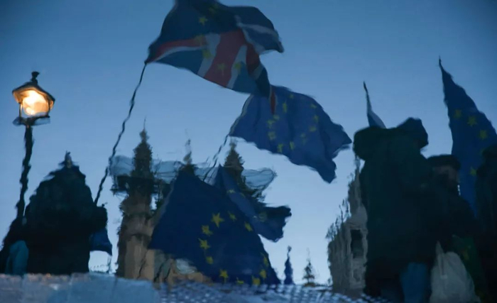 　　3月12日，在英国伦敦议会大厦外，反对“脱欧”示威者的身影映在水中（图片经180度旋转）。英国议会下院当日投票再次否决了英国政府与欧盟达成的“脱欧”协议。新华社记者 韩岩 摄