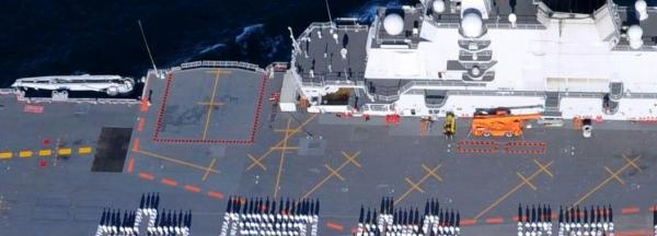 相较于舰岛旁边的两个弹药升降机，辽宁舰在服役初期四个前部的弹药升降机（图片左下角隐隐可见4个长方形）没有盖板边缘标志线，实际上基本不怎么使用