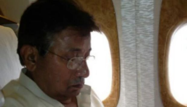  穆沙拉夫搭乘飞机回国。图源：BBC